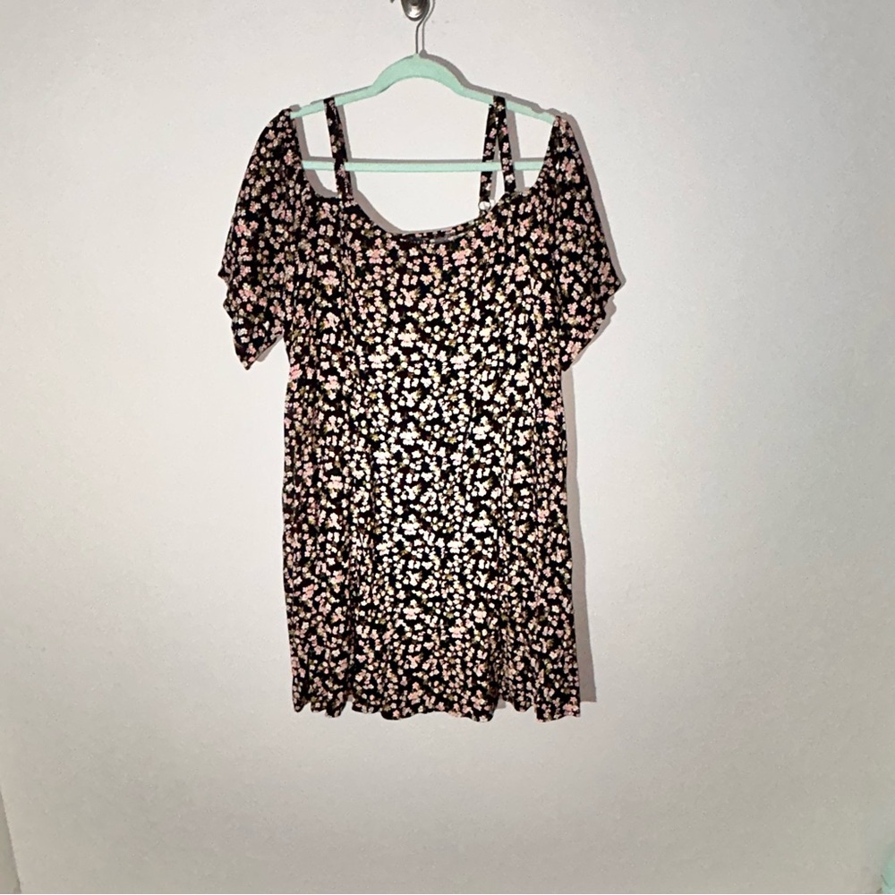 Torrid NWT Women’s size 2 a Black Floral Dress W/Pockets Soft Stretchy & Flowey